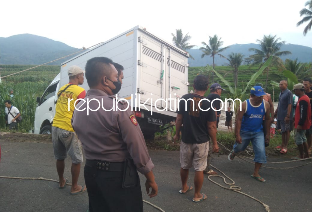 NYUNGSEP - Sebuah mobil box masuk parit di tepi JL Raya Suru - Sooko tepatnya di timur Masjid Baitussalam Desa/Kecamatan Ponorogo, Selasa (07/06/2022) petang.