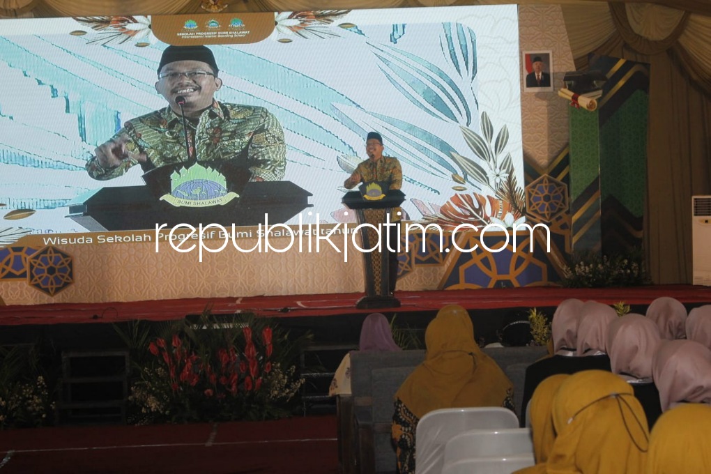 SKILL - Bupati Sidoarjo, Ahmad Muhdlor Ali (Gus Muhdlor) meminta para santri memperkuat ketrampilan atau soft skill saat menghadiri wisuda sekolah progresif Bumi Shalawat di Ponpes Bumi Shalawat Lebo Sidoarjo, Rabu (08/06/2022). 