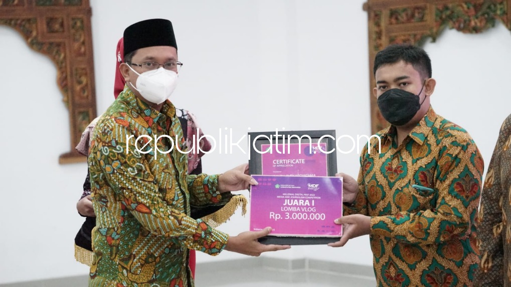 SERAHKAN - Bupati Sidoarjo Ahmad Muhdlor Ali saat penyerahan hadiah ke peserta lomba MDF di Bale Majapahit RSUD Sidoarjo, Rabu (08/07/2022).