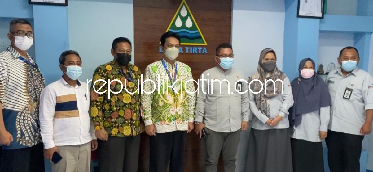 KERJASAMA - Perumda Delta Tirta Sidoarjo bekerjasama lagi dengan Balai Besar Teknik Kesehatan Lingkungan dan Pengendalian Penyakit (BBTKLPP) Surabaya sebagai upaya menjaga kualitas sesuai baku mutu air, Sabtu (11/06/2022).