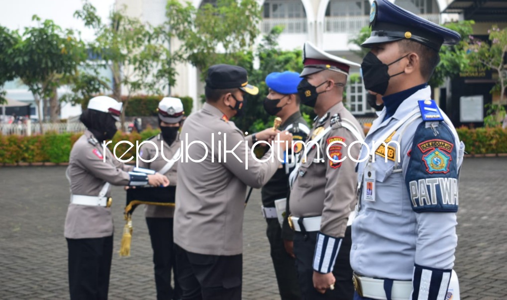 APEL - Kapolresta Sidoarjo Kombes Pol Kusumo Wahyu Bintoro memimpin apel Operasi Patuh Semeru 2022 selama dua pekan ke depan di Polresta Sidoarjo, Senin (13/06/2022).