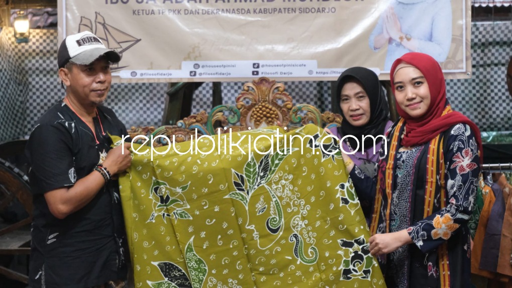 BATIK - Ketua TP PKK dan Ketua Dekranasda Sidoarjo, Ny Sa'adah Ahmad Muhdlor dan Kepala Desa Sukodono beserta jajaran menghadiri pelatihan membatik painting masker, Sabtu (11/06/2022).