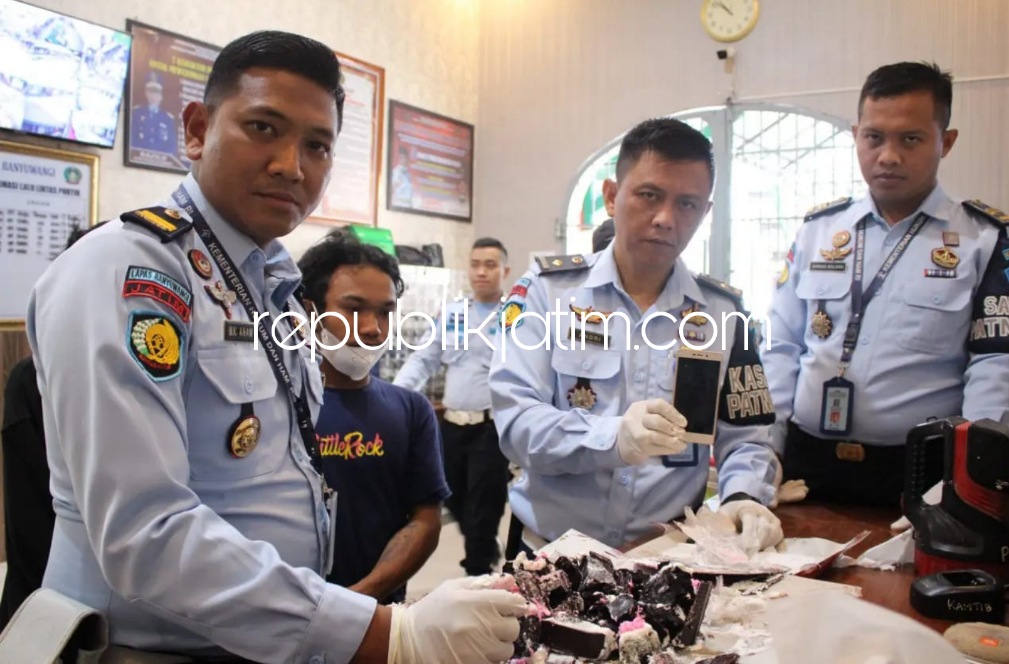 SMART PHONE - Petugas Lapas Banyuwangi menemukan smart phone yang rencananya dikirim ke narapidana narkoba AR dengan dimasukkan dalam kue tart sebagai hadiah ulang tahun, Senin (13/06/2022).