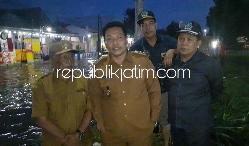BANJIR - Wabup Sidoarjo, Subandi didampingi Wakil Ketua Komis A DPRD Sidoarjo Haris, anggota Komisi A Warih Andono, Plt Kepala Bidang Irigasi dan Pematusan Dinas PUBM dan SDA Rizal Asnan serta kepala desa meninjau lokasi banjir, Senin (13/06/2022).