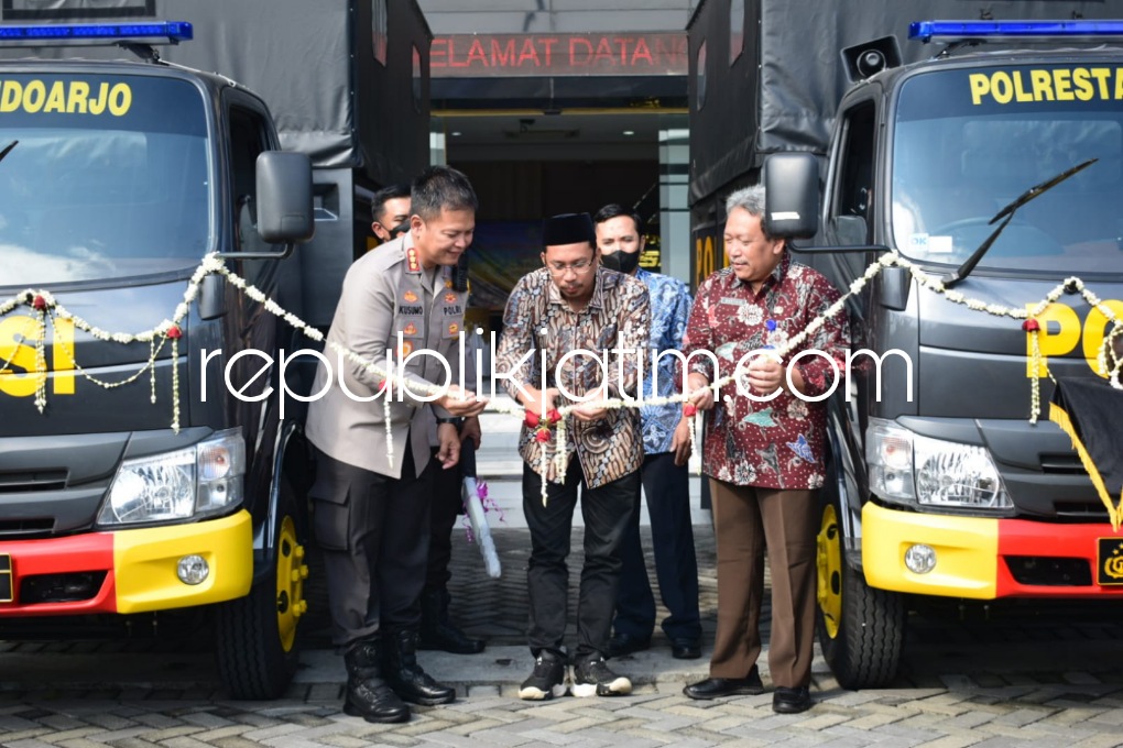 SERAHKAN - Bupati Sidoarjo Ahmad Muhdlor Ali menyerahkan kendaraan operasional kepada Kapolresta Sidoarjo Kombes Pol Kusumo Wahyu Bintoro di Polresta Sidoarjo, Selasa (14/06/2022).