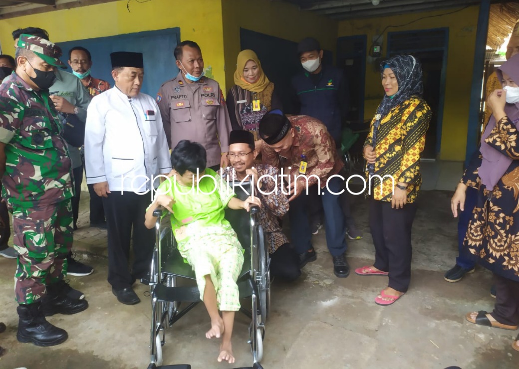 SERAHKAN - Bupati Sidoarjo Ahmad Muhdlor Ali menyerahkan bantuan Rp 600.000 kepada 21 warga termasuk dua kursi roda kepada warga Desa Klantingsari, Kecamatan Tarik, Sidoarjo, Selasa (14/06/2022).
