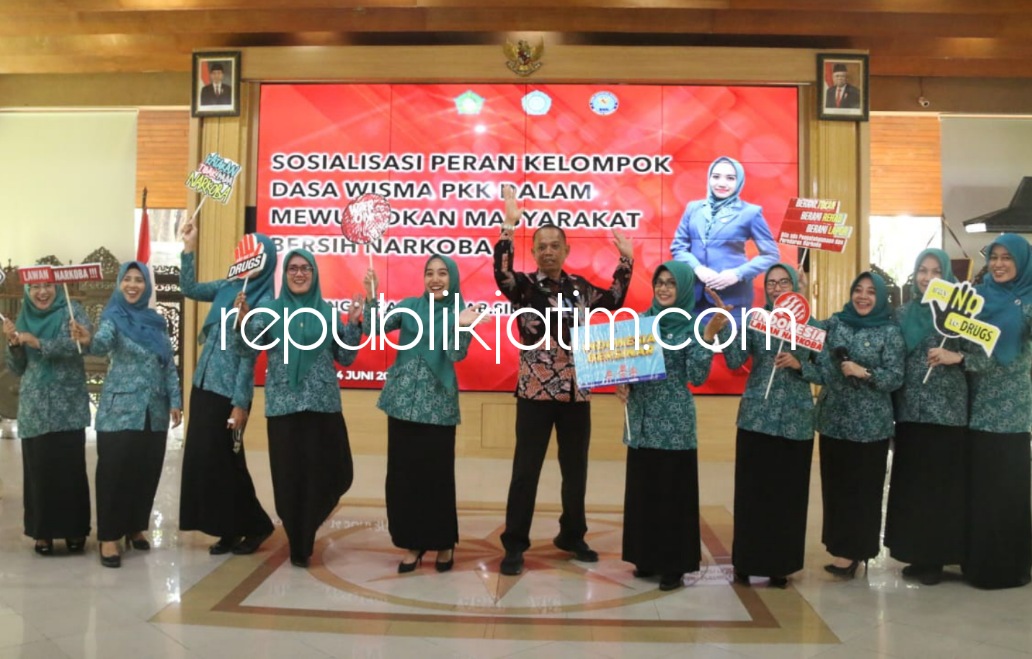 CEGAH - Istri Bupati Sidoarjo, Ny Sa'adah Ahmad Muhdlor mengajak kader PKK turut mencegah peredaran narkoba di lingkungan saat Sosialisasi Peran Kelompok Dasa Wisma PKK dalam Mewujudkan Masyarakat Bersih Narkoba di Pendopo Delta Wibawa, Selasa (14/06/2022