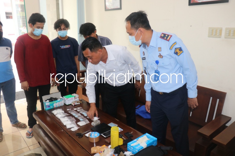 GAGALKAN - Petugas Lapas Kelas II A Madiun berhasil menggagalkan penyelundupan 10 paket sabu-sabu, ganja, pil dan lainnya, Rabu (15/06/2022).
