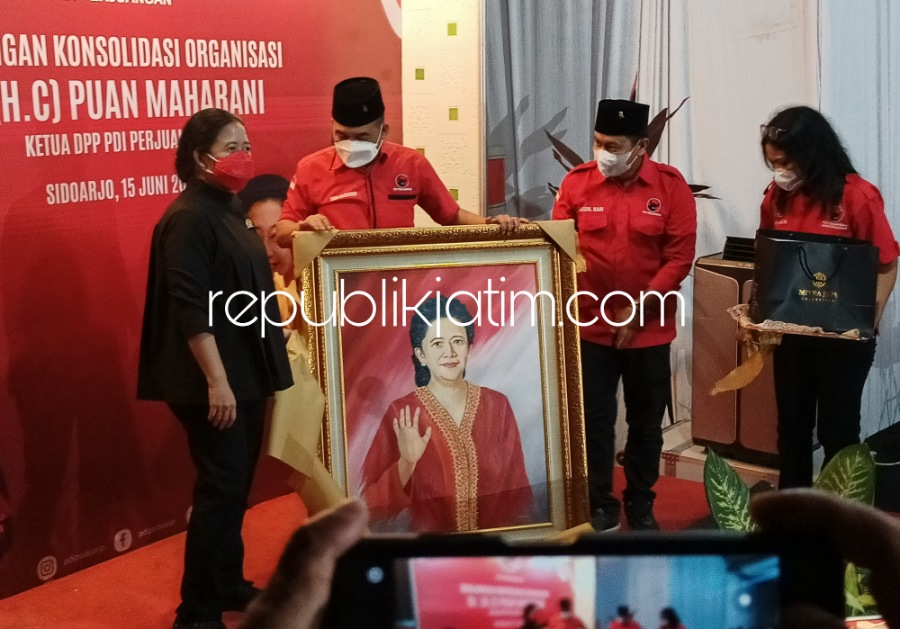 SEMANGAT - Ketua DPP PDI Perjuangan, Puan Maharani membakar semangat para pengurus dan kader PDI Perjuangan Sidoarjo dari tingkat DPC hingga Ranting saat berkunjung di kantor DPC PDI Perjuangan Sidoarjo di Desa Jati, Sidoarjo, Rabu (15/06/2022) malam.