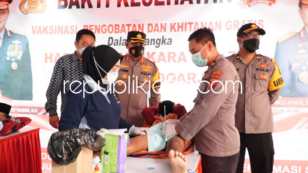 KHITAN - Wakapolresta Sidoarjo, Sidoarjo AKBP Deny Agung Andriana mengecek peringatan Hari Bhayangkara ke-76 dengan Khitan Massal dan Pengobatan Gratis di kawasan Sidoarjo Rangkah Industrial Estate (SiRIE) JL Lingkar Timur, Sidoarjo, Jumat (17/06/2022).