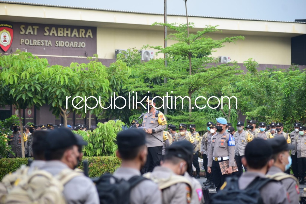 GESER - Sebanyak 788 personel Polresta Sidoarjo dan Polsek jajaran mulai digeser ke 669 Tempat Pemungutan Suara (TPS) dari 84 desa yang menyelenggarakan Pilkades Serentak di Sidoarjo 19 Juni 2022, Jumat (17/06/2022).