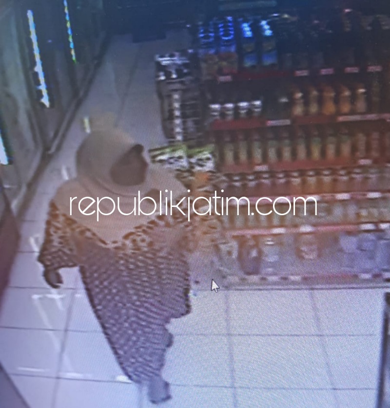 TEREKAM - Perempuan berdaster terekam CCTV mencuri susu satu kotak di salah satu Minimarket Desa Ngingas, Kecamatan Waru, Sidoarjo kemarin. 