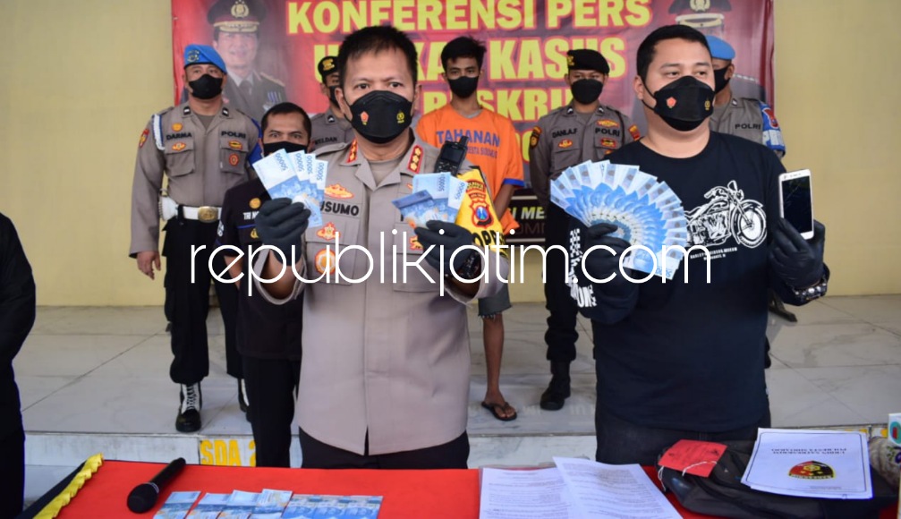 PENGEDAR - Kapolresta Sidoarjo Kombes Pol Kusumo Wahyu Bintoro menunjukkan tersangka pengedar uang palsu asal Tulungagung beserta barang bukti uang palsu Rp 50.000 sebanyak 203 lembar, Sabtu (18/06/2022).