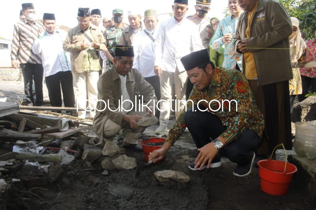 BATU PERTAMA - Wakil Bupati Sidoarjo, Subandi meletakkan batu pertama pendirian MINU Jabon yang terletak di Desa Dukuhsari, Kecamatan Jabon, Sidoarjo, Sabtu (18/06/2022).