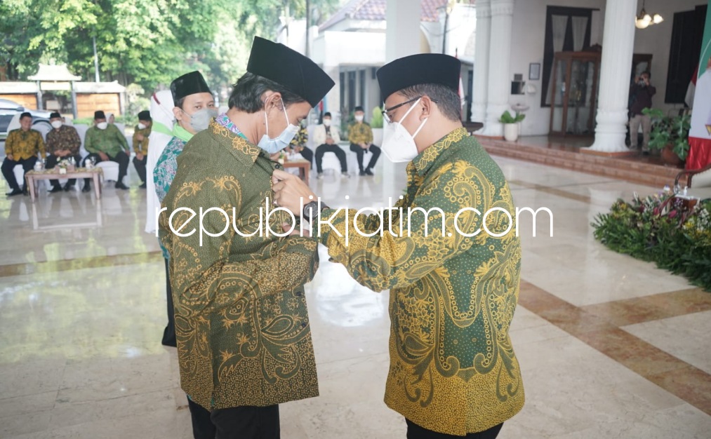 BERANGKATKAN - Sebanyak 1254 Calon Jamaah Haji (CJH) asal Sidoarjo mulai diberangkatkan Bupati Sidoarjo, Ahmad Muhdlor Ali diawali Kloter 22 dan 23 di Pendopo Delta Wibawa Sidoarjo, Minggu (19/06/2022).