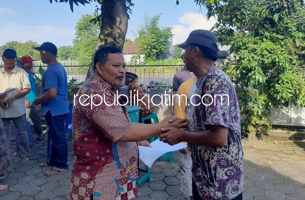 UNGGUL - Suasana rumah calon petahana Sumanto saat menerima pendukungnya di Desa/Kecamatan Balongbendo saat unggul dan terpilih kembali menjadi Kades Balongbendo periode 2022-2027, Minggu (19/06/2022) sore.