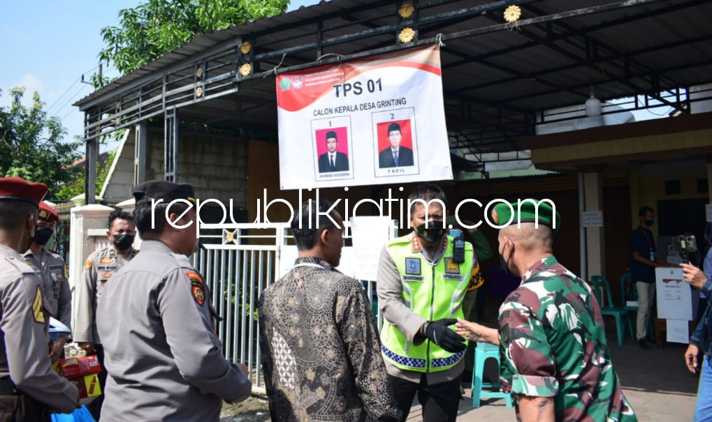 PANTAU - Kapolresta Sidoarjo Kombes Pol Kusumo Wahyu Bintoro didampingi Wakapolresta Sidoarjo AKBP Deny Agung Andriana dan sejumlah PJU turun langsung ke Tempat Pemungutan Suara (TPS) Pilkades mengendarai motor, Minggu (19/06/2022).