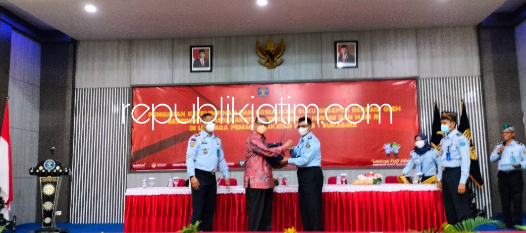 BERBAGI - Para Kepala UPT Pemasyarakatan se Jatim belajar kepemimpinan dari sesepuh di Kegiatan yang berlangsung di Aula MD Arifin Lapas Surabaya di Desa Kabonagung, Kecamatan Porong, Sidoarjo, Senin (20/06/2022).