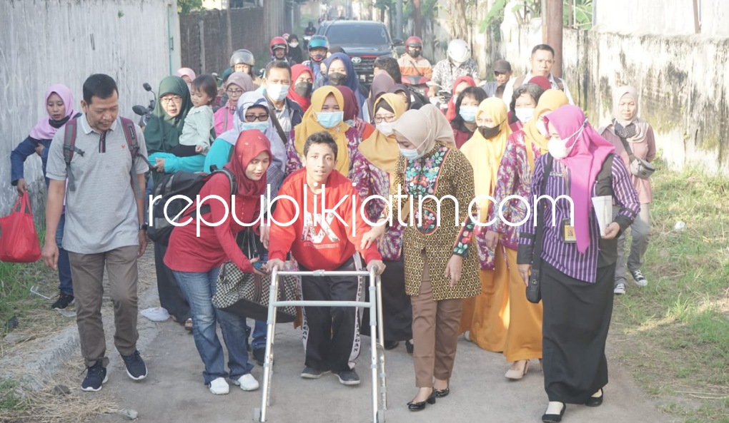 BERANGKATKAN - Istri Wakil Bupati Sidoarjo yang juga sebagai Wakil Ketua TP PKK Kabupaten Sidoarjo, dr Sriatun Subandi memberangkatkan kegiatan pengenalan lingkungan Sekolah Luar Biasa (SLB) Negeri Gedangan, Sidoarjo, Selasa (21/06/2022). 