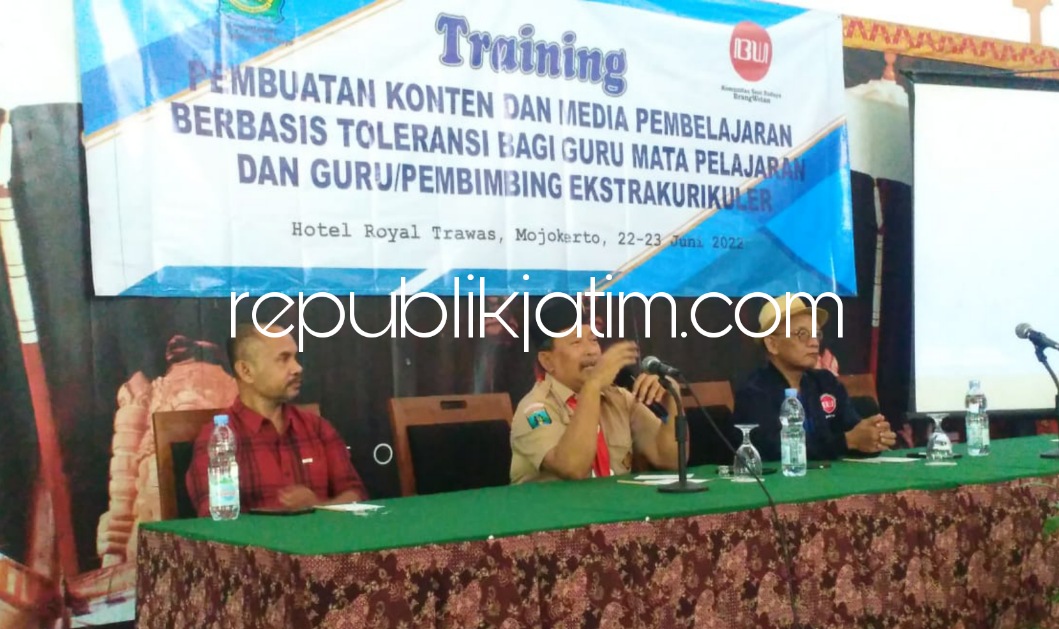 PAPARAN - Kepala Badan Kesatuan Bangsa Politik (Bakesbangpol) Pemkab Sidoarjo, Dr Mustain memberi paparan saat membuka acara pelatihan untuk kalangan guru-guru Sidoarjo di Hotel Royal Trawas, Mojokerto, Rabu (22/06/2022). 