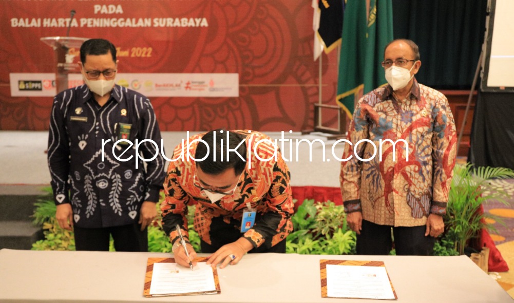 MoU - Kakanwil Kemenkumham Jatim Zaeroji menandatangi nota kesepahaman dengan Kepala Pengadilan Tinggi Surabaya Zaid Umar Bobsaid dan Ketua Pengadilan Tinggi Agama Surabaya Bahruddin Muhammad, Kamis (23/06/2022).
