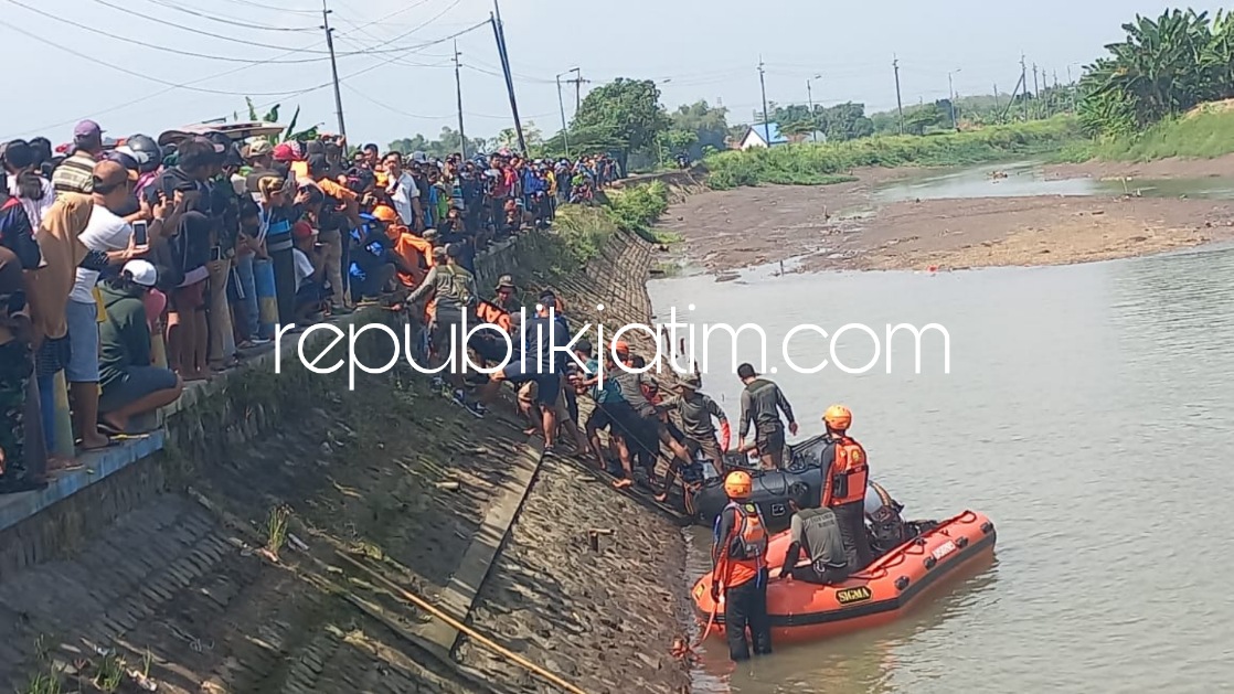 EVAKUASI - Tim Gabungan SAR menemukan jenazah Andra Wendi Syafiudin (20) warga Dusun Kangkungan, Desa Lengkong, Kecamatan Mojowarno, Mojokerto dalam kondisi meninggal dunia di DAM Desa Kedungbocok, Kecamatan Tarik, Sidoarjo, Jumat (24/06/2022).