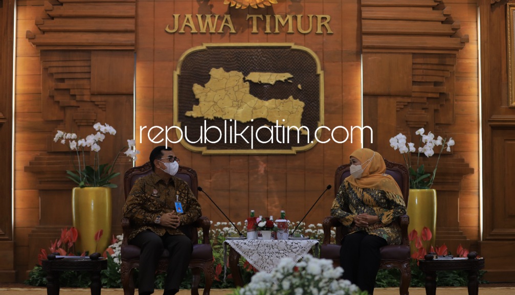 SILATURRAHMI - Kakanwil Kemenkumham Jatim, Zaeroji bertandang ke Gedung Negara Grahadi untuk bersilahturahmi dengan Gubernur Jatim, Khofifah Indar Parawansa, Jumat (24/06/2022) malam. 