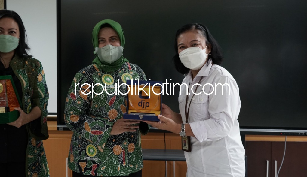 KUNJUNGAN - Kepala Kanwil DJP Jawa Timur II Agustin Vita Avantin menerima kunjungan Ketua Pengurus Wilayah IPPAT Jawa Timur Isy Karimah Syakir bersama 20 Ketua Pengurus Daerah IPPAT yang ada di wilayah kerja Kanwil DJP Jawa Timur II kemarin.