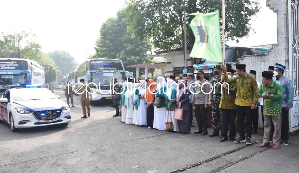 BERANGKATKAN - Kloter 32 dan 33 menjadi Kloter terakhir Calon Jamaah Haji (CJH) asal Sidoarjo yang diberangkatkan Bupati Sidoarjo, Ahmad Muhdlor Ali dengan jumlah 738 orang di Pendopo Delta Wibawa, Sidoarjo, Senin (27/06/2022). 