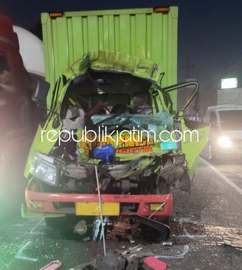 TKP - Truk Tronton nopol AG 8651 UT yang dikendarai Toni Sugianto (23) warga Kali Bantu, Kecamatan Jenu, Tuban ditabrak truk box nopol B 9092 BXU dikemudikan Sarif Hidayat (55) warga Krembagan, Jakarta Utara di JL Raya Trosobo, Taman, Senin (27/06/2022).