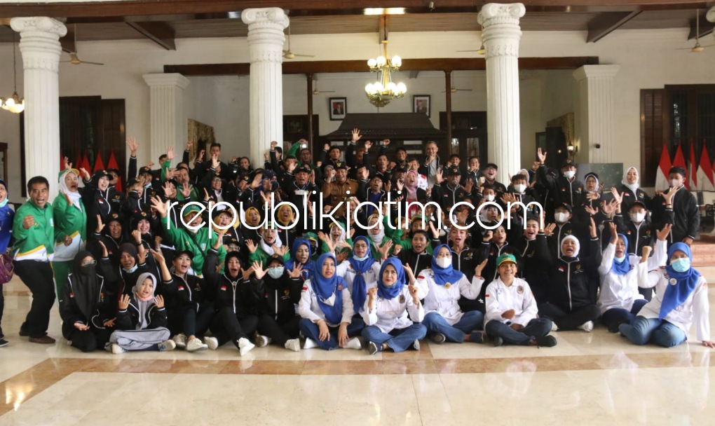 BERANGKATKAN - Wabup Sidoarjo, Subandi resmi melepas Kontingen Festival Olahraga Masyarakat Nasional (FORNAS) VI Komite Olahraga Masyarakat Indonesia (KORMI) Sidoarjo untuk berlaga di Palembang di Pendopo Delta Wibawa, Senin (27/06/2022). 