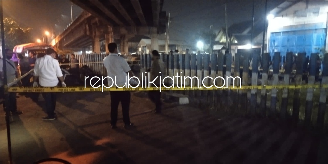 OLAH TKP - Sejumlah petugas Satuan Reskrim Polresta Sidoarjo dan Polsek Candi sibuk menggelar olah TKP kasus penembakan juragan rosokan, Sabar di bawah Flyover Desa Tenggulunan, Kecamatan Candi, Sidoarjo, Senin (27/06/2022) malam.