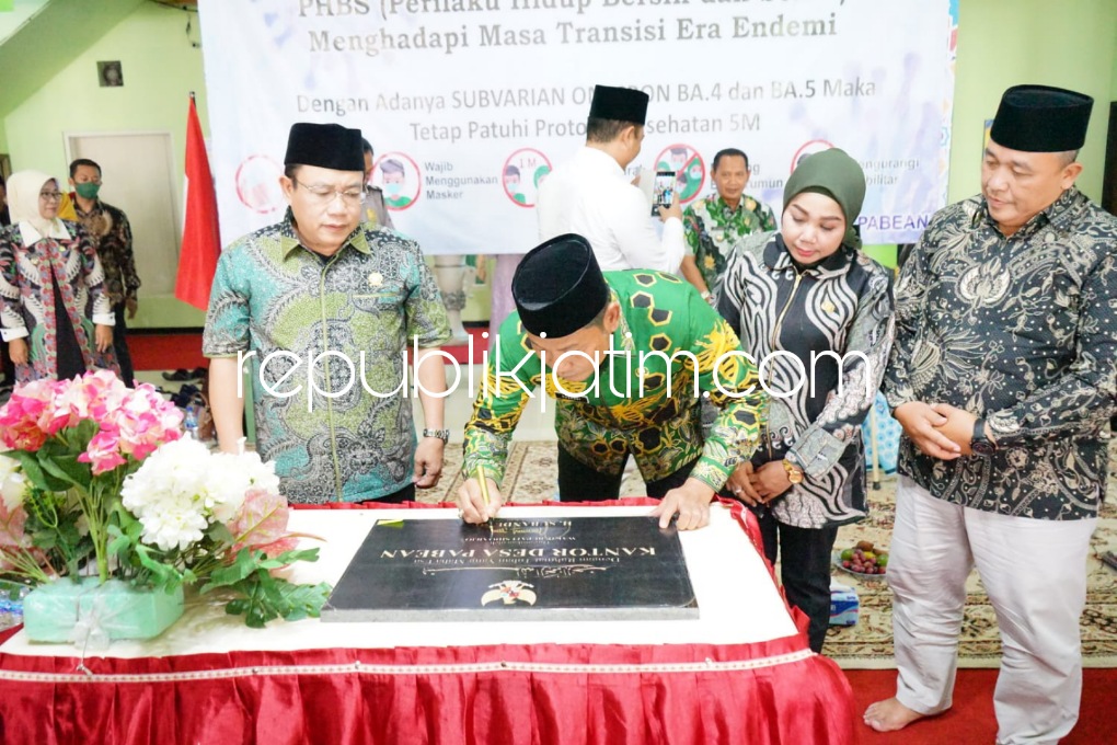 RESMIKAN - Wakil Bupati (Wabup) Sidoarjo, Subandi didampingi Ketua DPRD Sidoarjo, Usman meresmikan pemanfaatan gedung pelayanan Kantor Desa Pabean, Kecamatan Sedati, Sidoarjo, Selasa (28/06/2022).