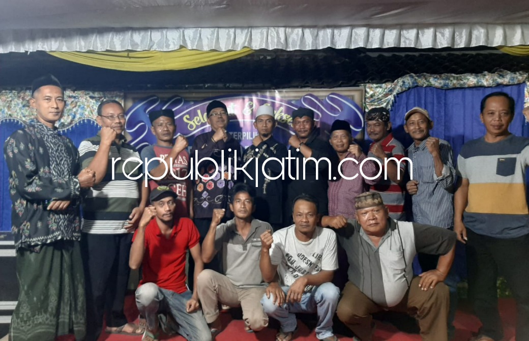 TERPILIH - Kades Terpilih Katerungan, Kecamatan Krian, Ahamad Sugiarto saat bersama warga dan pendukungnya di rumahnya, Selasa (28/06/2022) malam.