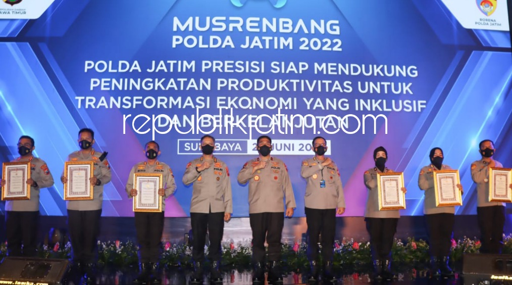 PENGHARGAAN - Wakapolda Jatim Brigjen Pol Slamet Hadi Supraptoyo membuka Musrenbang Rorena Polda Jawa Timur Tahun 2022 di Novotel Samator, Surabaya sekaligus memberi penghargaan Satker Terbaik di Jatim, Rabu (29/06/2022).