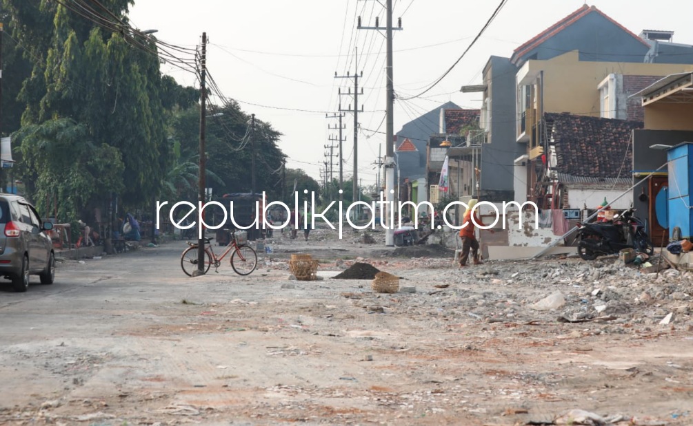 SELESAI - Target pembongkaran bangunan dan gedung untuk proyek Frontage Road (FR) segmen 2 dengan panjang sekitar 3,2 kilometer itu dikebut pembangunannya, Kamis (30/06/2022).