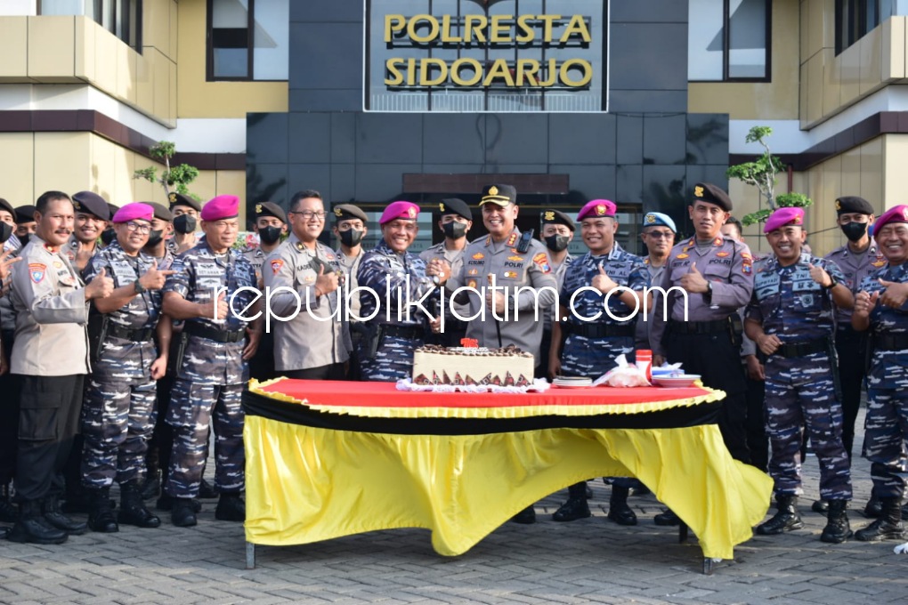 KADO - Jajaran TNI di wilayah Kabupaten Sidoarjo datangi Mako Polresta Sidoarjo dalam rangka berikan kado Hari Bhayangkara ke 76, Jumat (01/07/2022) sore.
