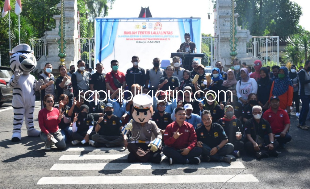 SOSIALISASI - Hari Bhayangkara ke 76 Ditlantas Polda Jatim dan Satuan Lantas Polresta Sidoarjo peduli keselamatan lalu lintas menggelar pembinaan, penyuluhan serta sosialisasi buku kumpulan soal ujian teori SIM di Paseban Alun-Alun, Minggu (03/07/2022).