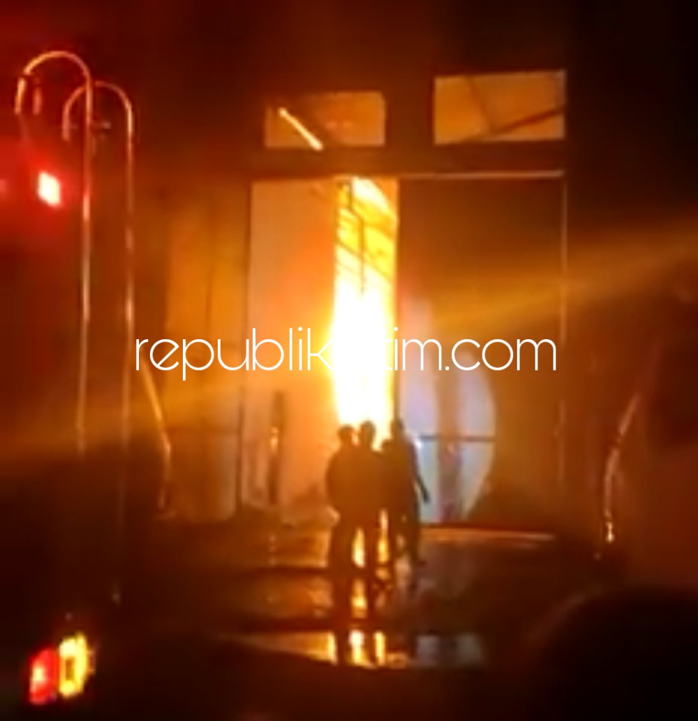 PADAMKAN - Sejumlah petugas Pemadam Kebakaran (PMK) berusaha memadamkan api yang membakar empat gudang tinner yang ada di komplek pergudangan Safe Lock JL Raya Lingkar Timur, Sidoarjo, Minggu (03/07/2022) malam.