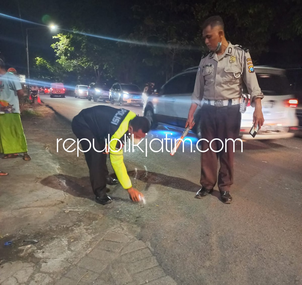 OLAH TKP - Sejumlah petugas Unit Laka, Satuan Lantas, Polresta Sidoarjo olah TKP kecelakaan melibatkan 3 motor yang menyebabkan Dio Rifky Ardiansyah (21) warga Desa Ketimang, Kecamatan Wonoayu, Sidoarjo meninggal dunia, Minggu (03/07/2022) malam.