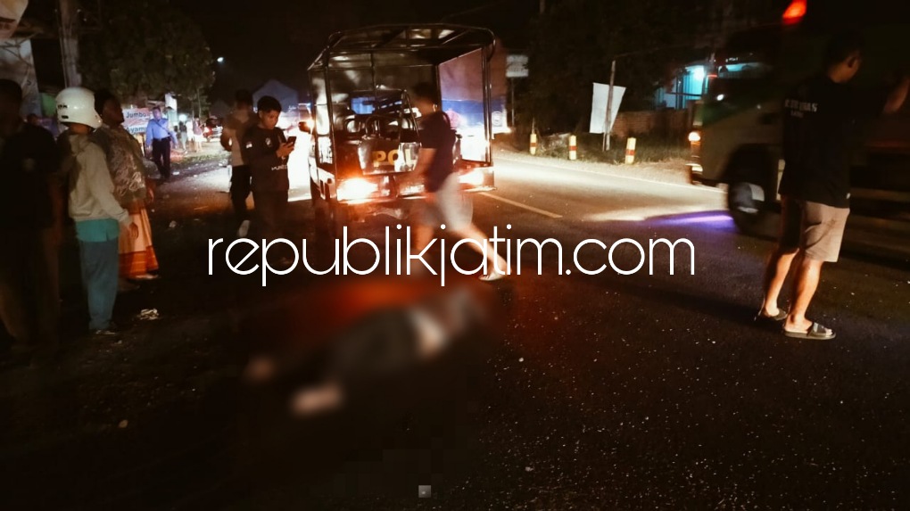 TEWAS - Ny Sulamsri (50) warga Desa Maguwan, Kecamatan Sambit yang tewas usai motornya ditabrak truk muatan ikan di pertigaan Pasar Tamansari, Kecamatan Sambit, Ponorogo, Senin (04/07/2022) malam.