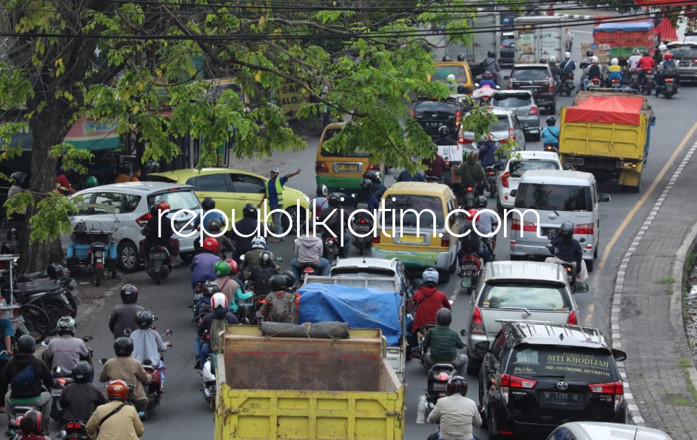 MACET - Pelebaran jalan pertigaan Bangah Aloha, Kecamatan Gedangan, Sidoarjo segera dikerjakan Pemkab Sidoarjo dengan target bulan Agustus Tahun 2022 sudah mulai dikerjakan, Kamis (07/07/2022).