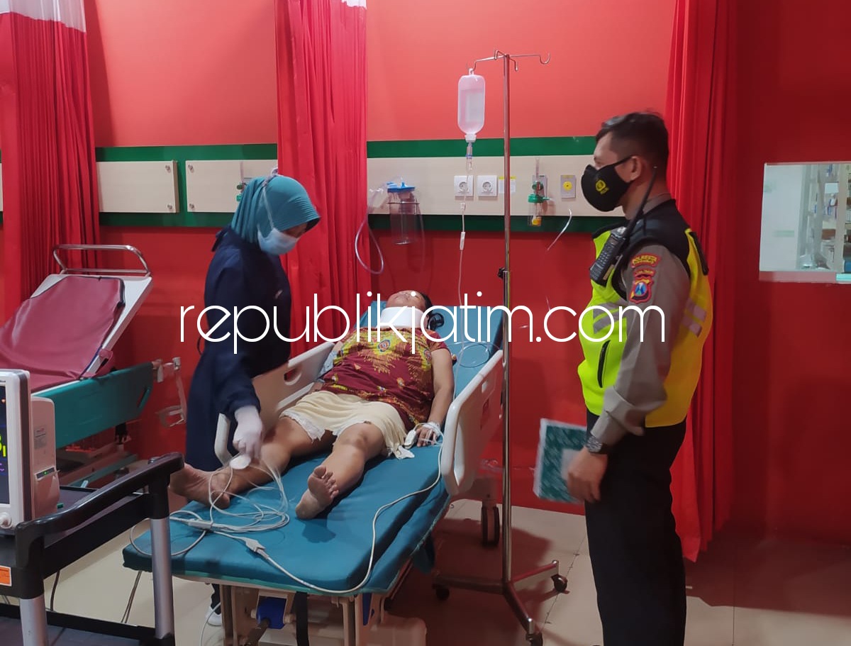 DIRAWAT - Petugas Unit Laka, Satuan Lantas, Polresta Sidoarjo memintai keterangan korban Laka Lantas di Desa Sidomulyo, Kecamatan Buduran, Sidoarjo yang dirawat di rumah sakit terdekat, Kamis (07/07/2022) malam.