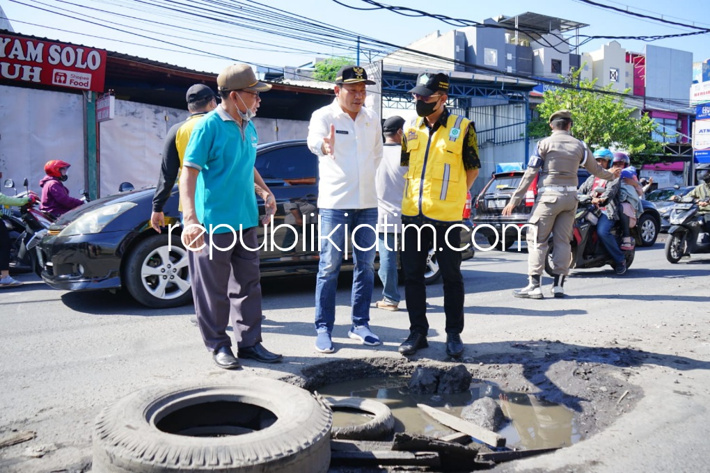 RUSAK - Wabup Sidoarjo Subandi sidak jalan rusak di Desa Tropodo, Kecamatan Waru didampingi Plt Kepala Dinas PUBM dan SDA, Dwi Eko dan Camat Waru Mahendra Rudi serta Kepala Desa Kepuh Kiriman Srengat, Jumat (08/07/2022).