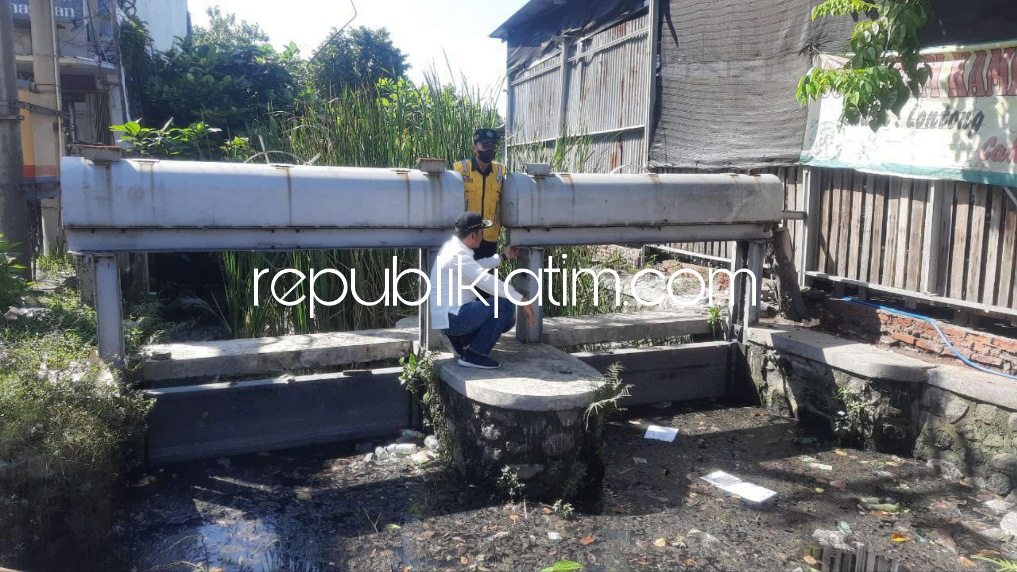 SIDAK - Wakil Bupati Sidoarjo Subandi bersama Plt Kepala Dinas PUBM dan SDA Pemkab Sidoarjo Dwi Eko dan Camat Waru Mahendra Rudi menggelar sidak Kali Gogoh yang berada di Tropodo, Kecamatan Waru yang dianggap pemicu langganan banjir, Jumat (08/07/2022).