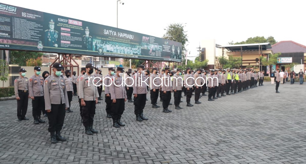 APEL - Kapolresta Sidoarjo Kombes Pol Kusumo Wahyu Bintoro memimpin apel sebanyak 280 pasukan bakal diterjunkan dalam pengamanan Hari Raya Idul Adha 1443 Hijriyah, Sabtu (09/07/2022).
