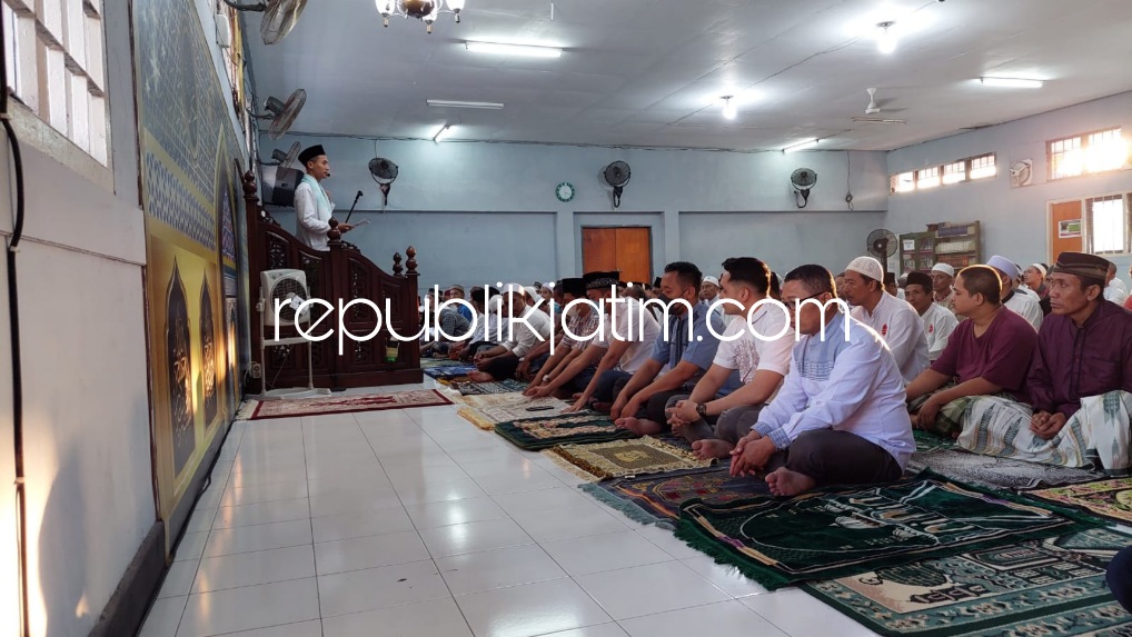 IDUL ADHA - Semarak peringatan Idul Adha 1443 Hijriyah seperti salat Idul Adha tidak dirasakan tersangka kasus pencabulan Moch Subchi Azal Tsani (MSAT) alias Mas Bechi di Masjid Rutan Surabaya di Medaeng, Kecamatan Waru, Sidoarjo, Minggu (10/07/2022).
