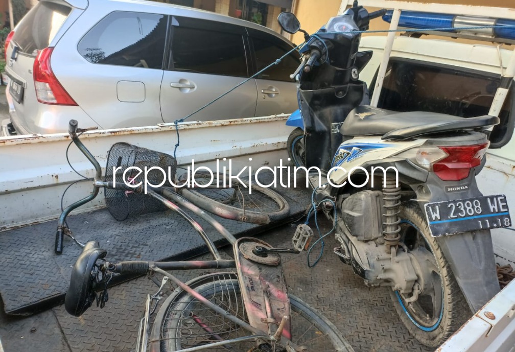 DIAMANKAN - Petugas Unit Laka, Satuan Lantas, Polresta Sidoarjo mengamankan sepeda onthel dan motor yang terlibat kecelakaan di JL Desa Penambangan, Kecamatan Balongbendo, Sidoarjo, Selasa (12/07/2022).