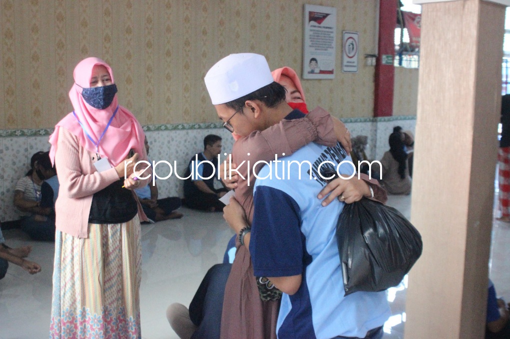 TATAP MUKA - Suasana haru dan dipenuhi isak tangis saat pertama kali kunjungan tatap muka narapidana dan keluarga inti di buka di Lapas Sidoarjo, Selasa (12/07/2022).