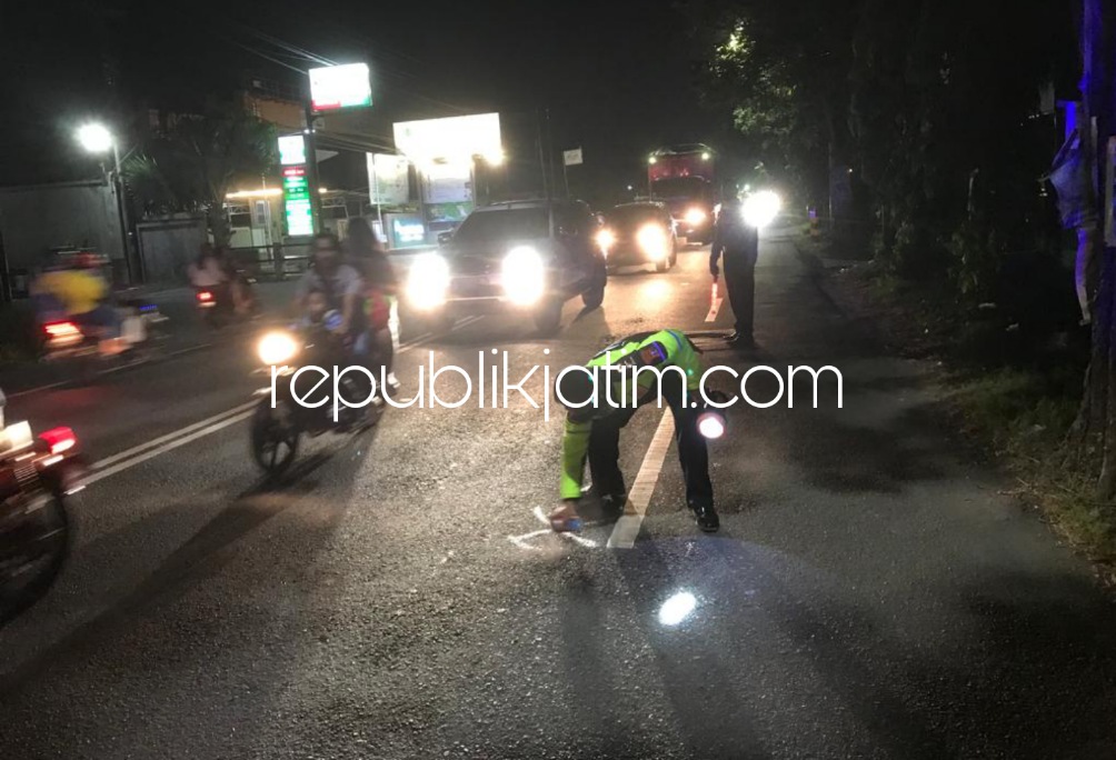 OLAH TKP - Sejumlah petugas Unit Laka, Satuan Lantas, Polresta Sidoarjo menggelar olah TKP kecelakaan pengendara motor yang tewas terlintas truk di JL Raya Watutulis, Kecamatan Prambon, Sidoarjo, Selasa (12/07/2022) malam.